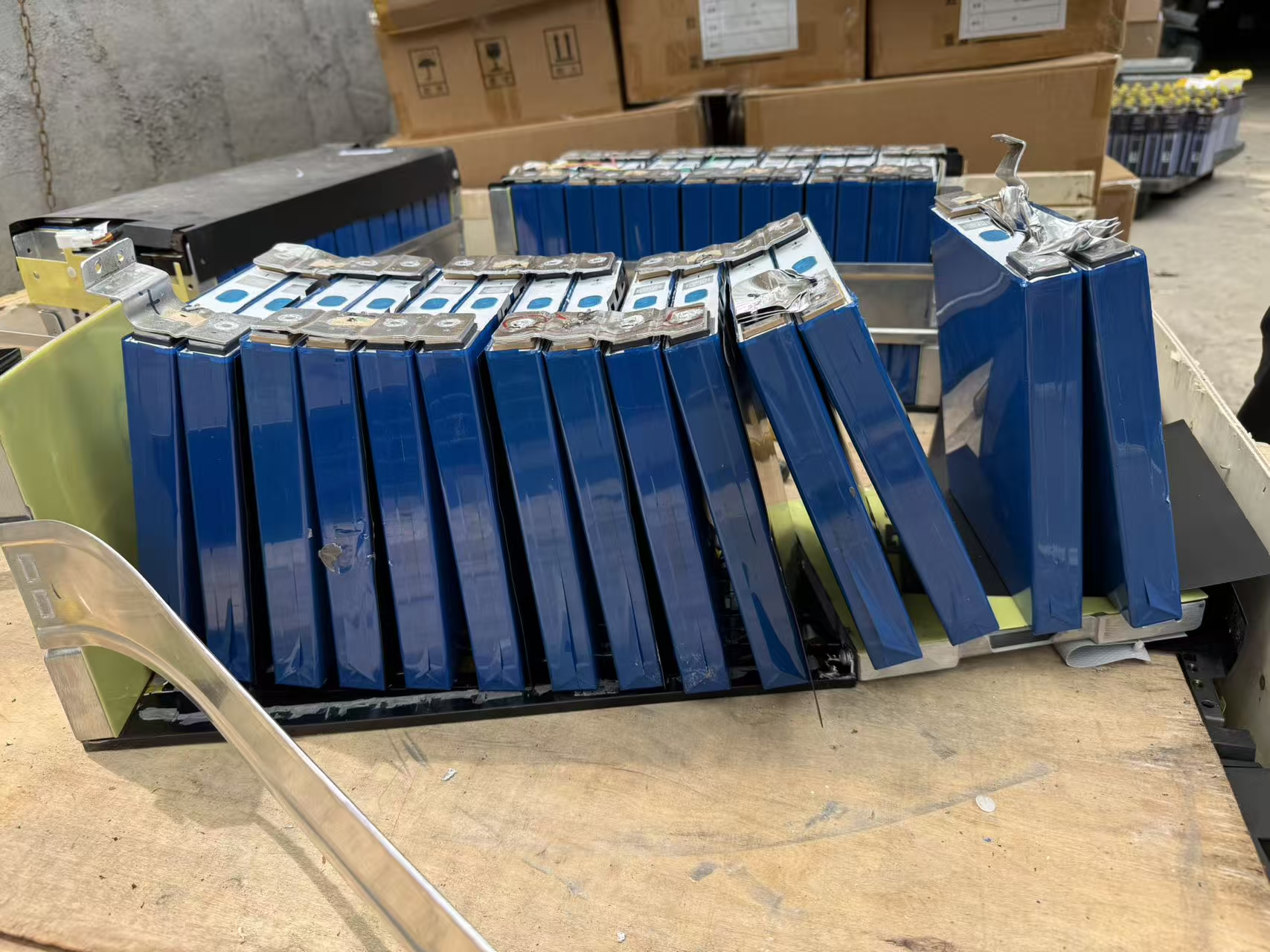 嘉 定 上门回收磷酸铁锂电池 汽车底盘电池组 诚意合作 快速响应