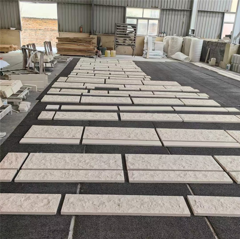 建筑门头 白色莱姆石地面 米白色洞石大板 罗曼米黄皮革面