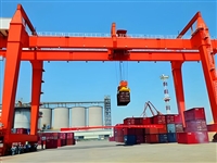 如何根据实际需求选择轮胎式或轨道式龙门吊