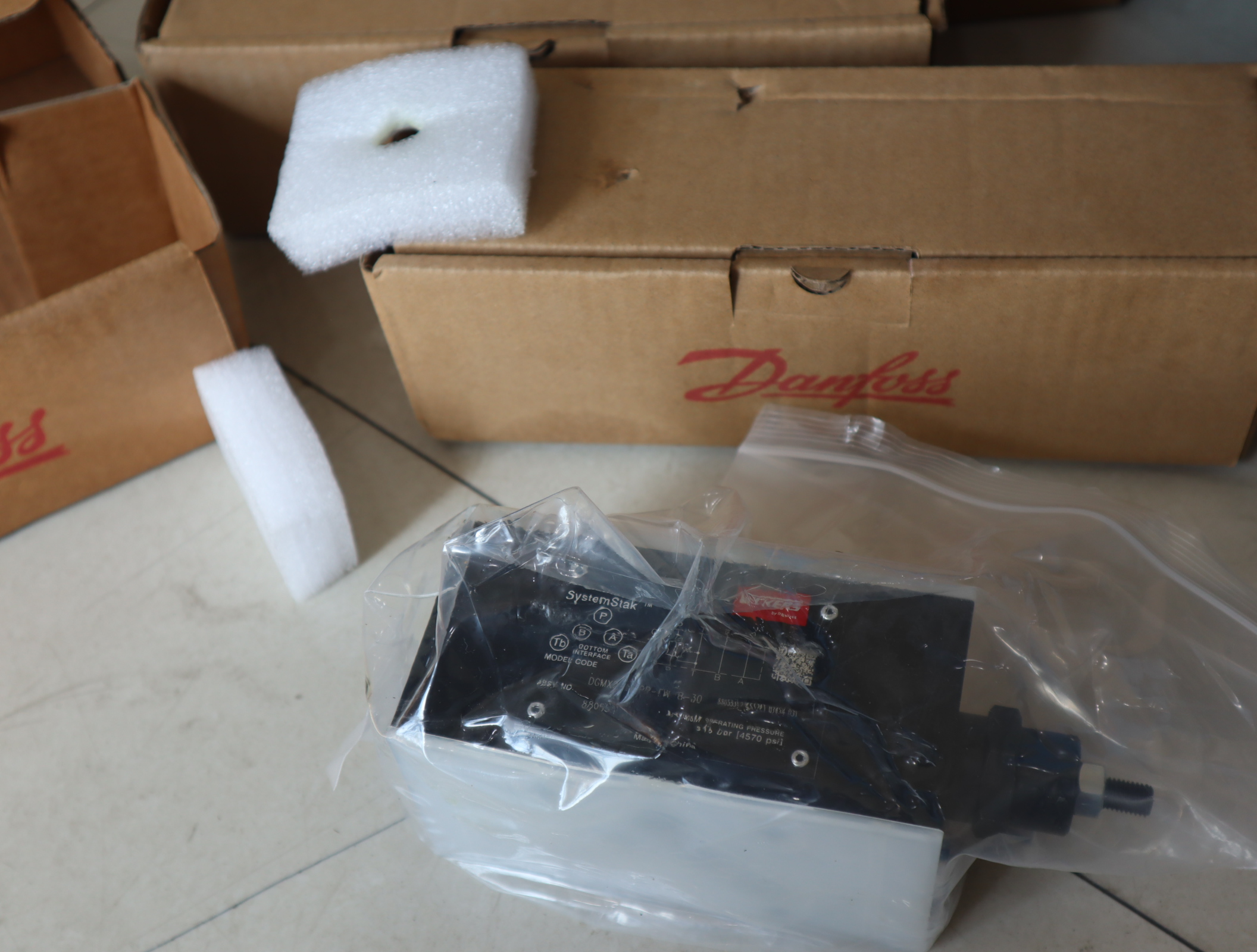 DGMX2-5-PP-FW-E-B-30 02-126174 美国威格士VICKERS减压阀 丹佛斯