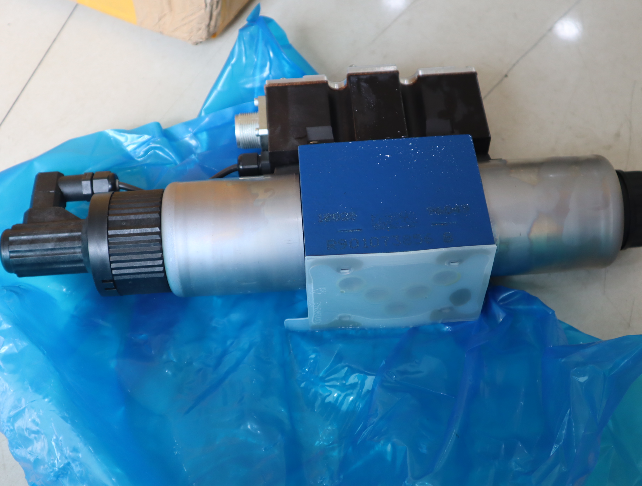 R900927356  4WREE10E75-2X/G24K31/F1V 德国力士乐REXROTH比例阀