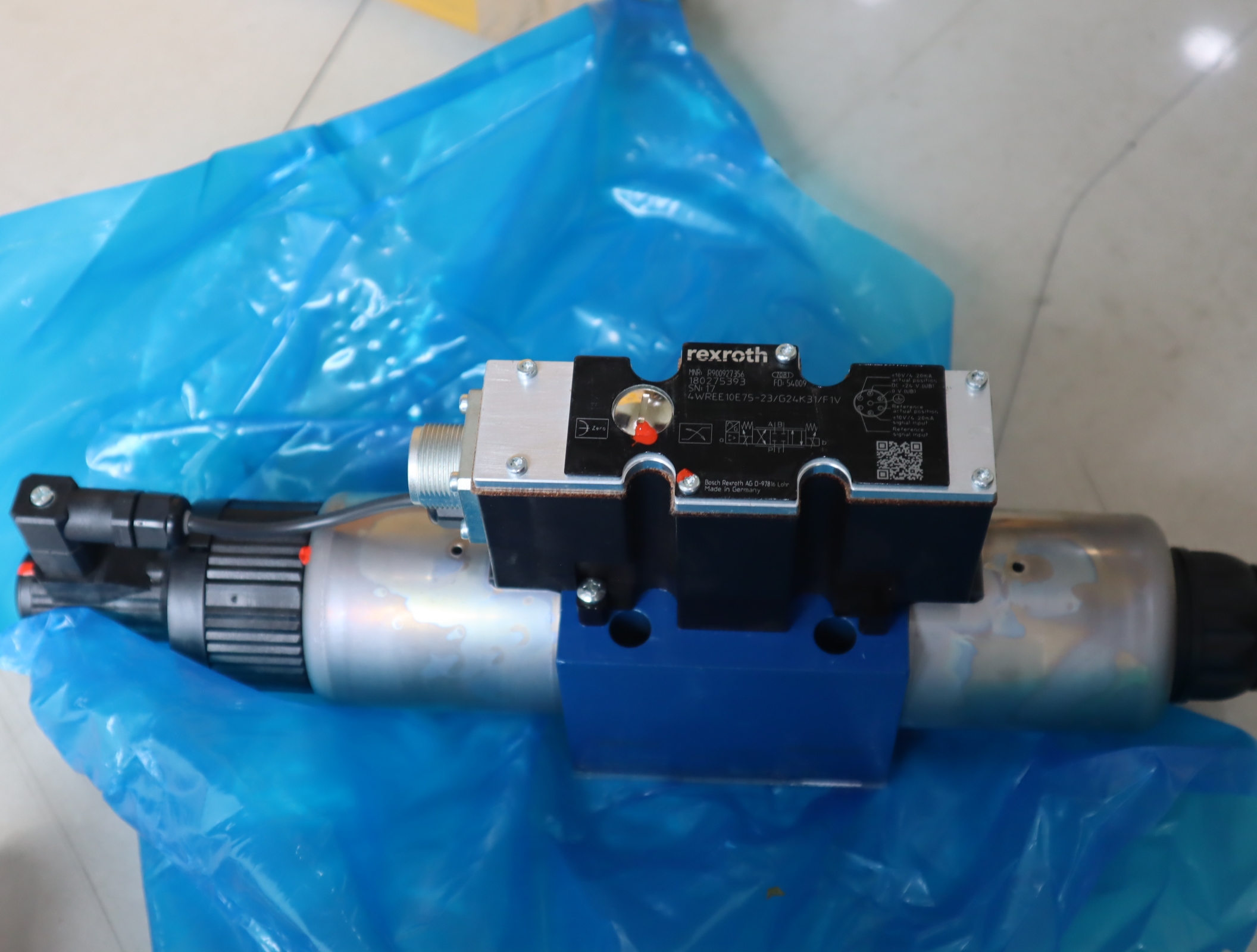 R900927356  4WREE10E75-2X/G24K31/F1V 德国力士乐REXROTH比例阀