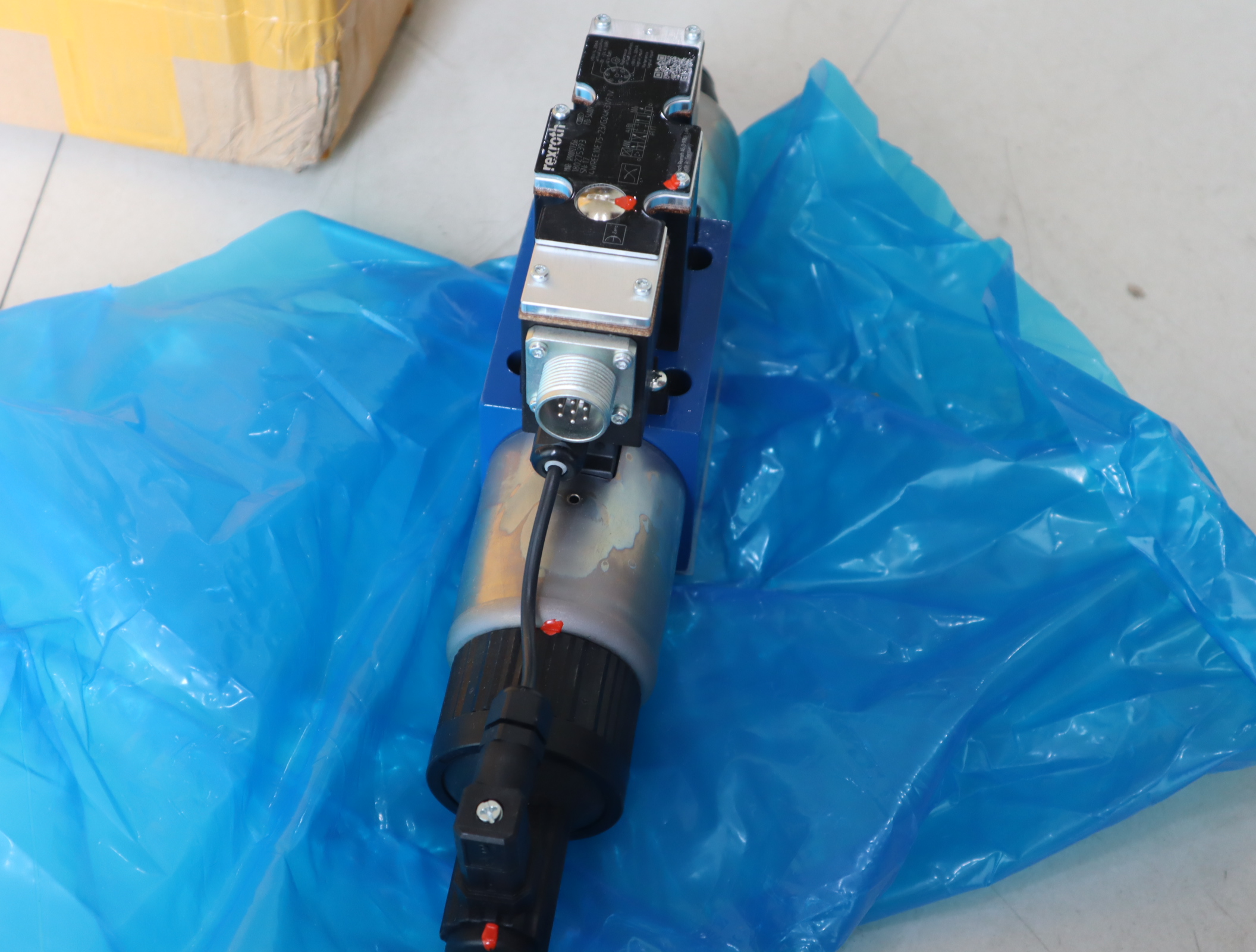 R900927356  4WREE10E75-2X/G24K31/F1V 德国力士乐REXROTH比例阀