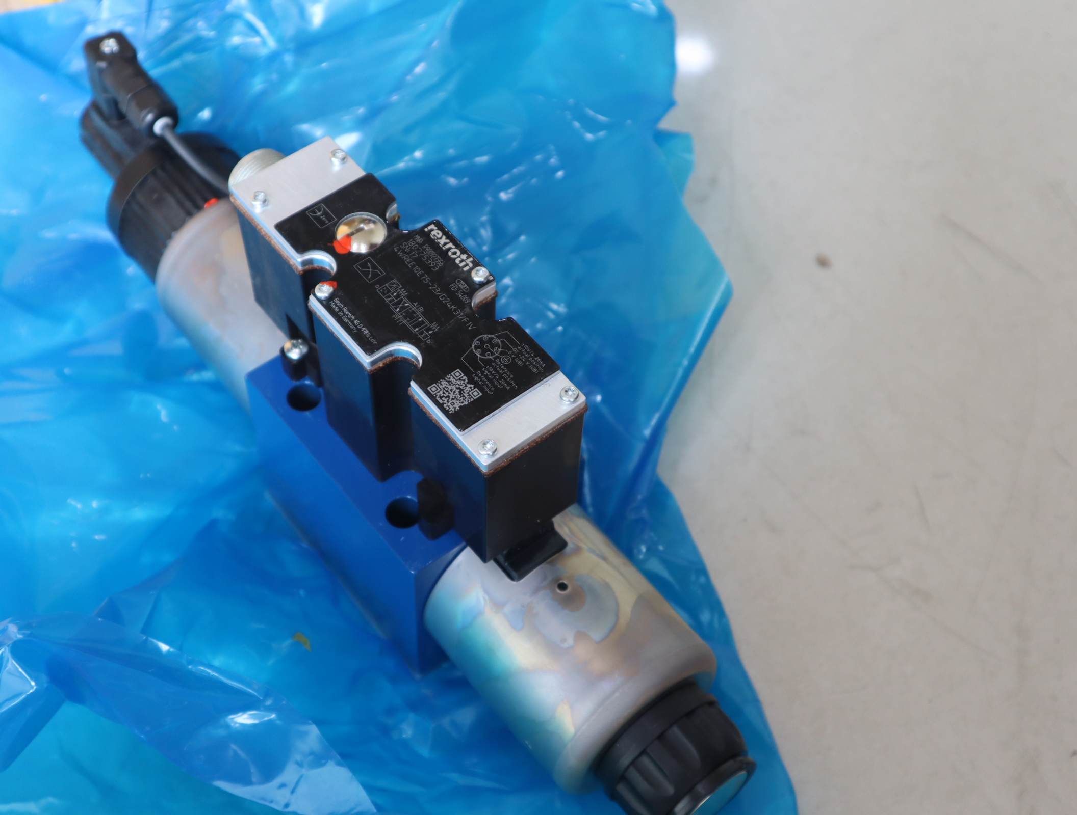 R900927356  4WREE10E75-2X/G24K31/F1V 德国力士乐REXROTH比例阀