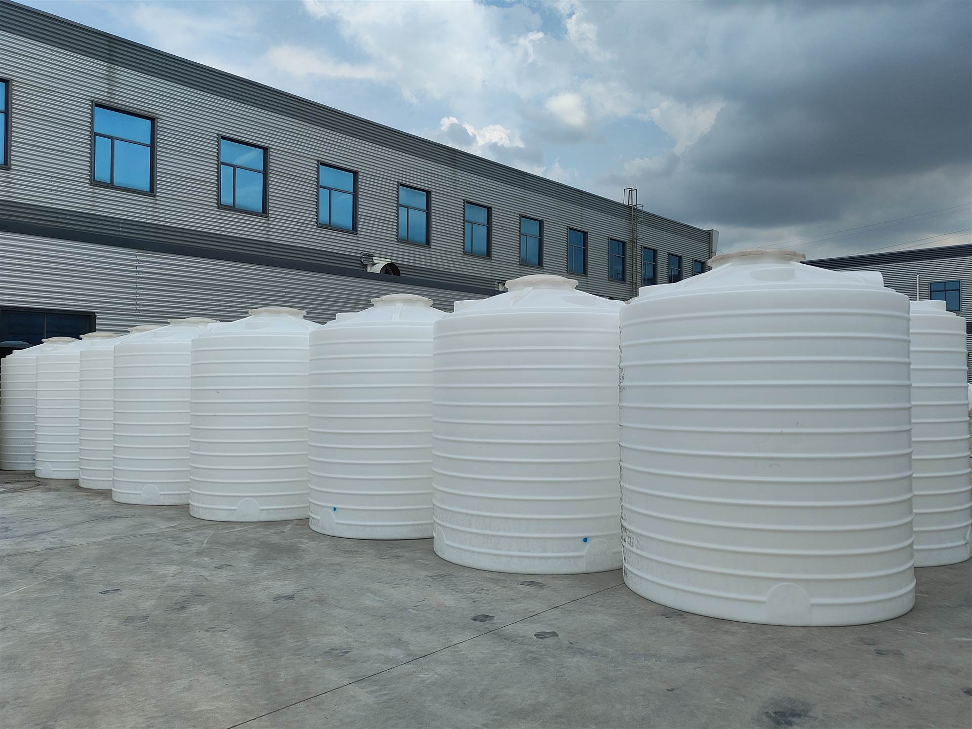 湖北塑料水箱批发 10吨消防储水罐 立式塑胶水塔 耐酸碱防腐 厂家