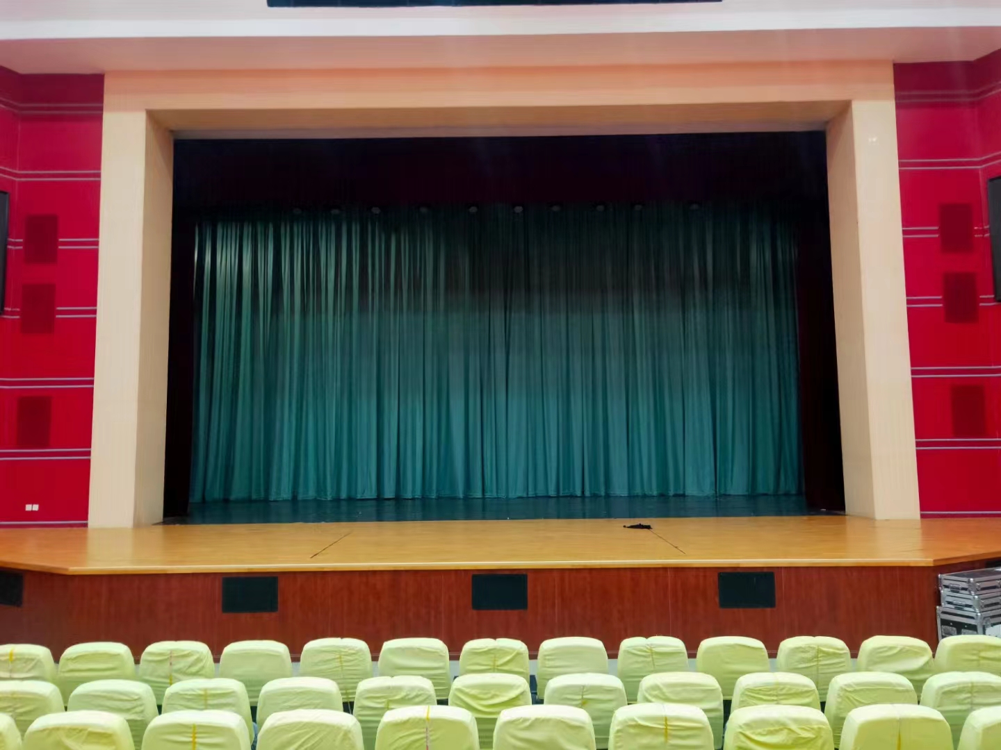 北京天鹅绒舞台幕布厂家尺寸不限