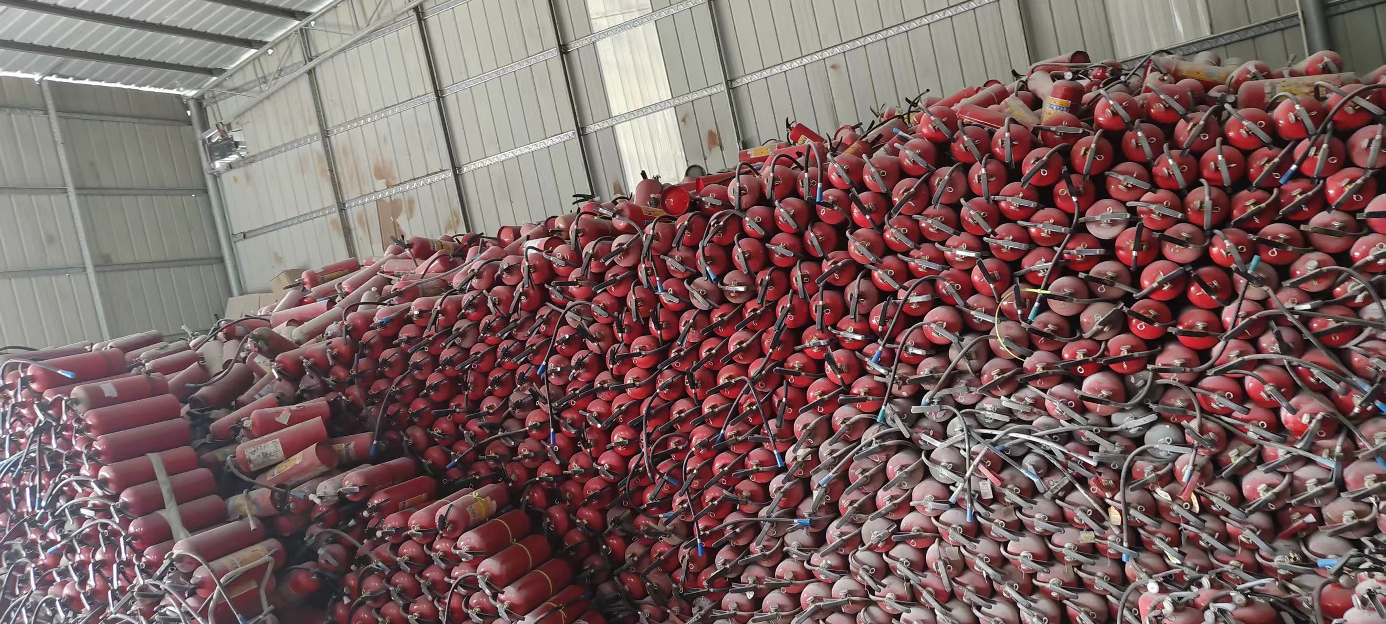 二手干粉上门回收 过期二氧 化碳灭火瓶收购 搬运