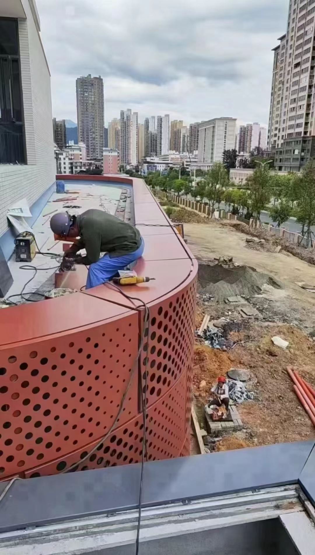 金霸泰商场外墙铝板腐蚀工程空调罩