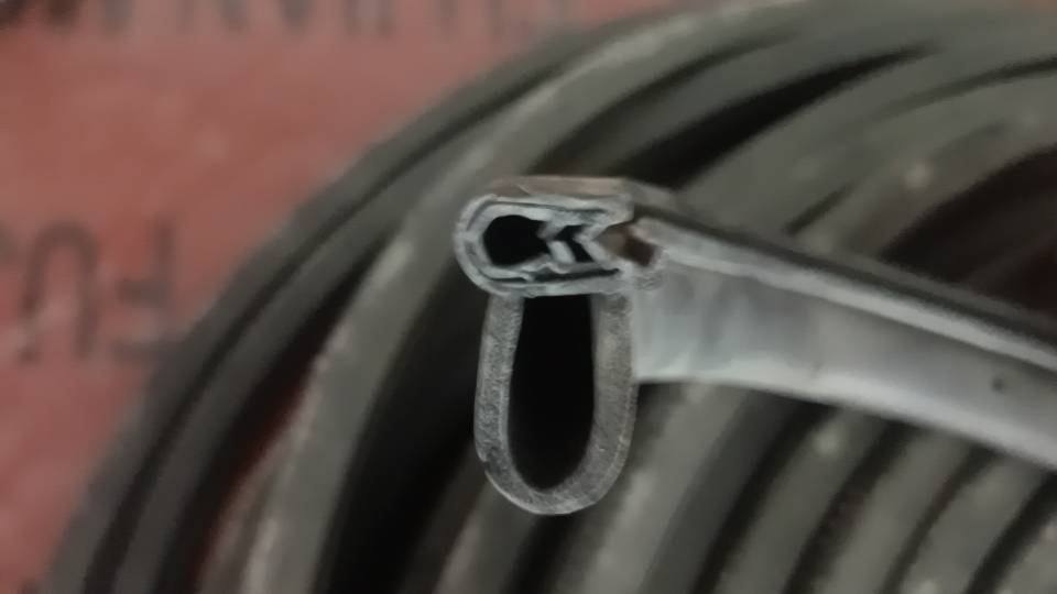 钢带侧泡防撞条