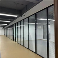 办公地毯 玻璃隔断吊顶 墙纸墙布铺地板地胶 窗帘踢脚线石膏线美缝