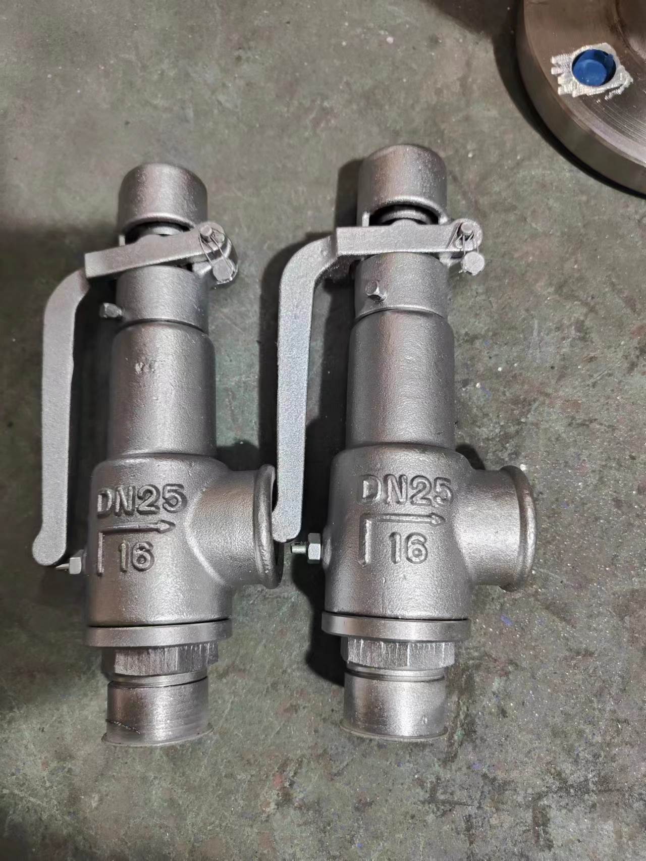 带扳手微启全启式螺纹安全阀