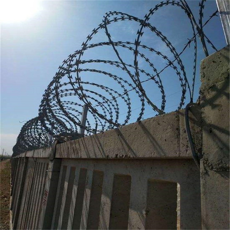 镀锌防攀爬滚刀刺小区学校防爬防盗网高锌刀片刺丝使用年限
