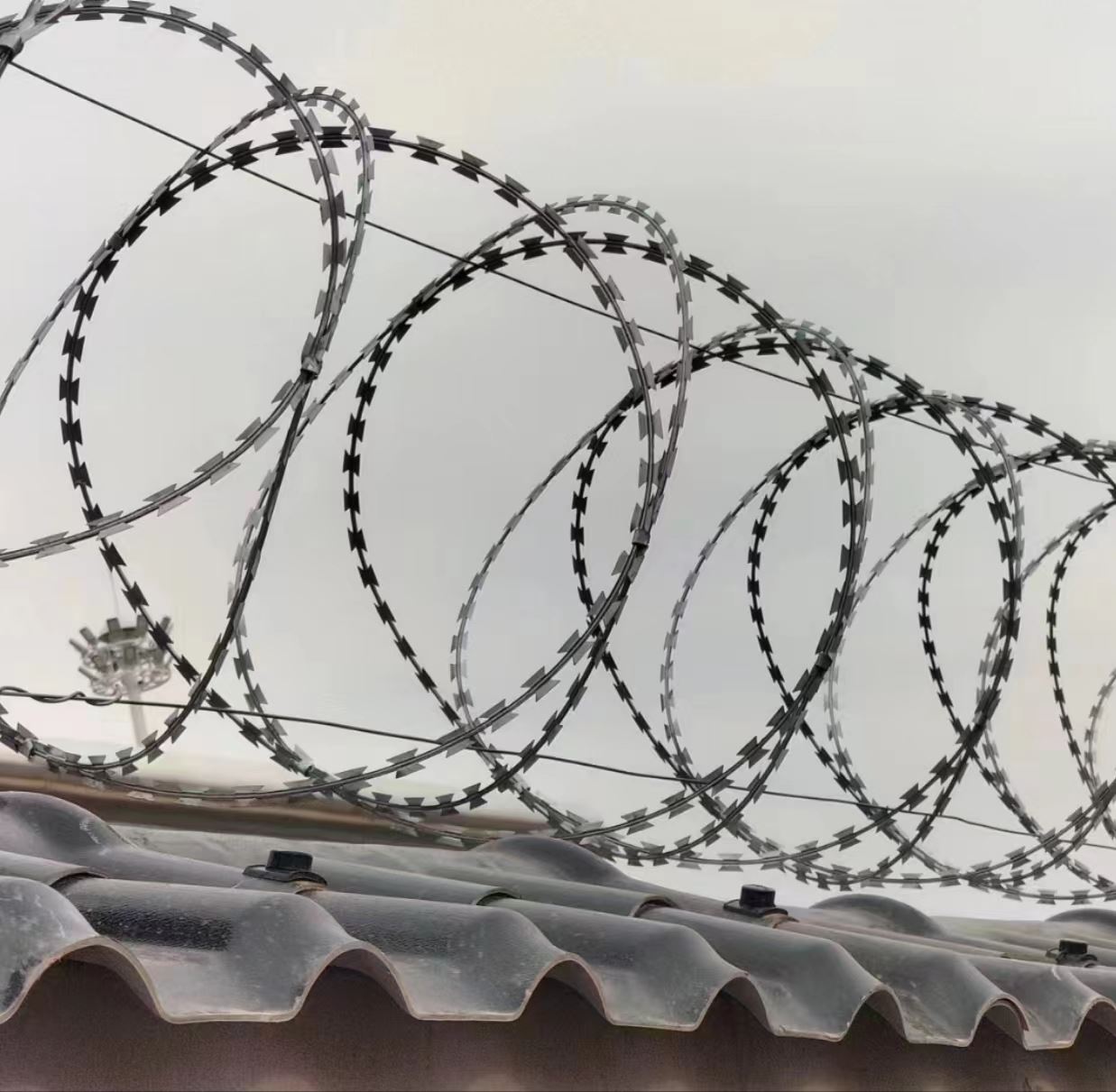 防盗刺绳加粗耐用警戒275g刀刺网高锌刺丝滚笼材质