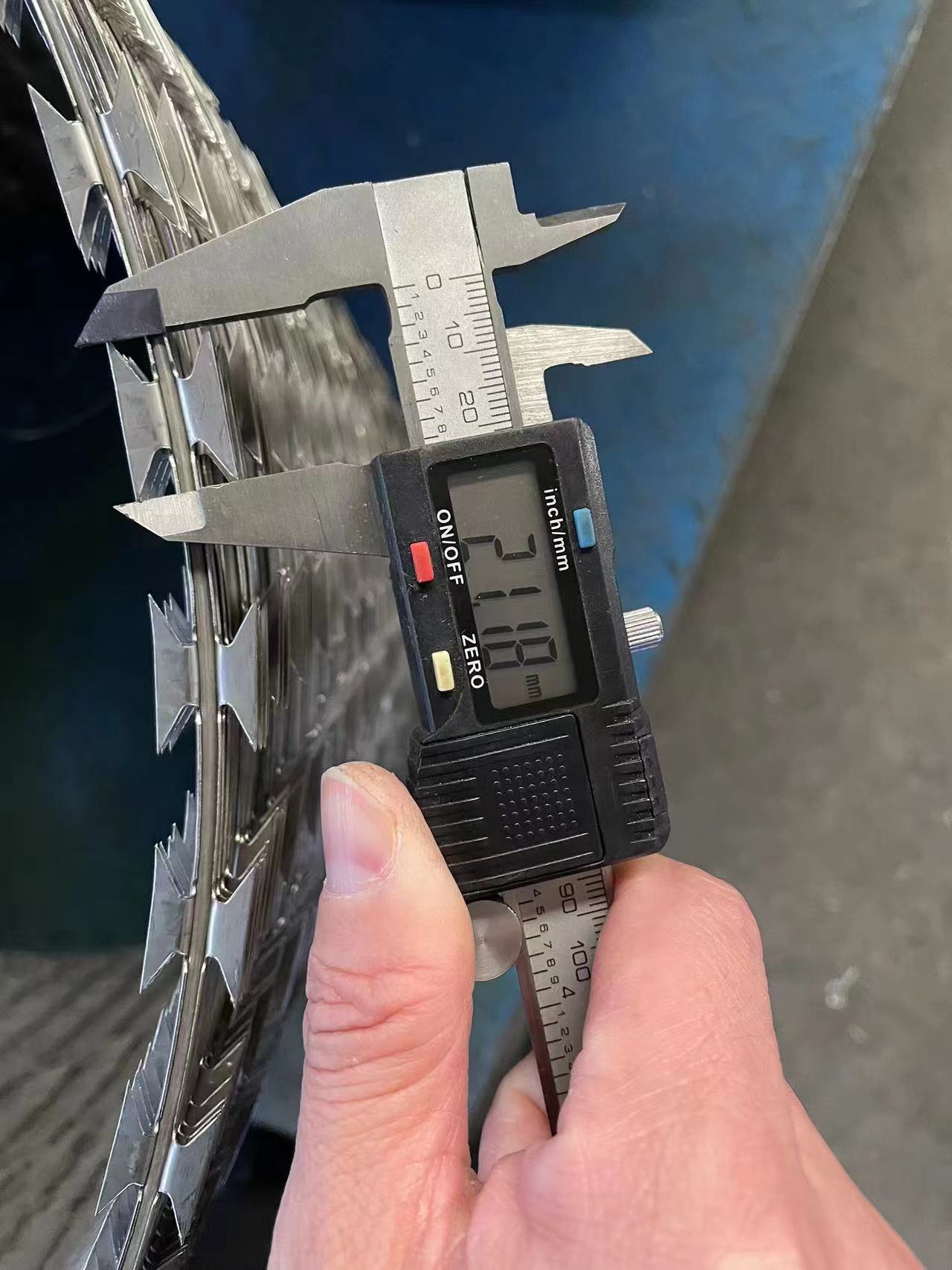 围墙防爬刺275g刀刺网刀片刺绳热镀锌刺丝滚笼使用年限