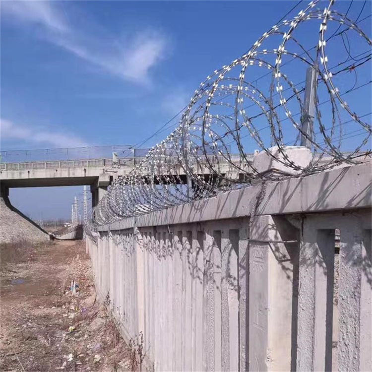 防护网带刺铁丝滚笼275g刀刺网高铁304不锈钢刀片刺绳使用年限