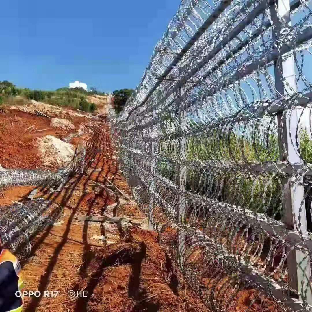 热镀锌防锈双螺旋刀片网275g刀刺网高锌刺丝滚笼使用年限