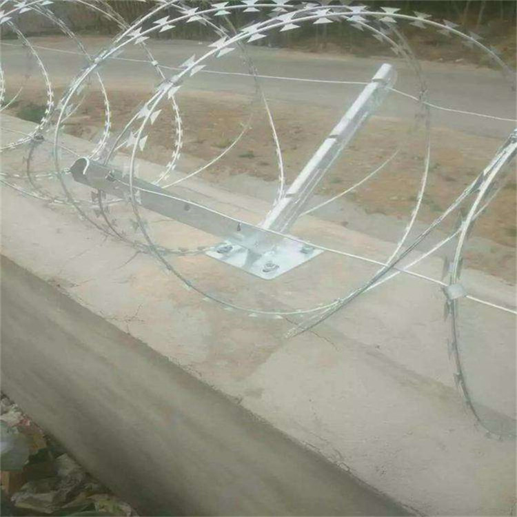 院墙不锈钢刀片刺绳275g刀刺网防触摸热镀锌围墙刺滚笼使用年限