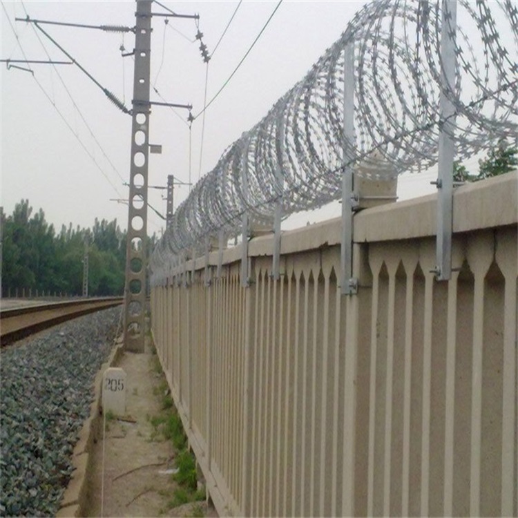 镀锌钢丝螺旋滚笼275g刀刺网围墙防爬防盗带刺铁丝网铁蒺藜材质
