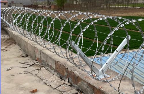 热镀锌不锈钢刀片刺绳275g刀刺网高锌刺丝滚笼使用年限