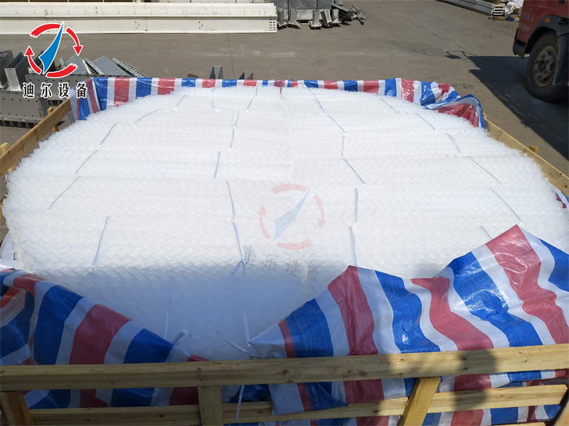 聚丙烯孔板波纹填料通过经裁剪、热压成波纹后打孔固定再组盘