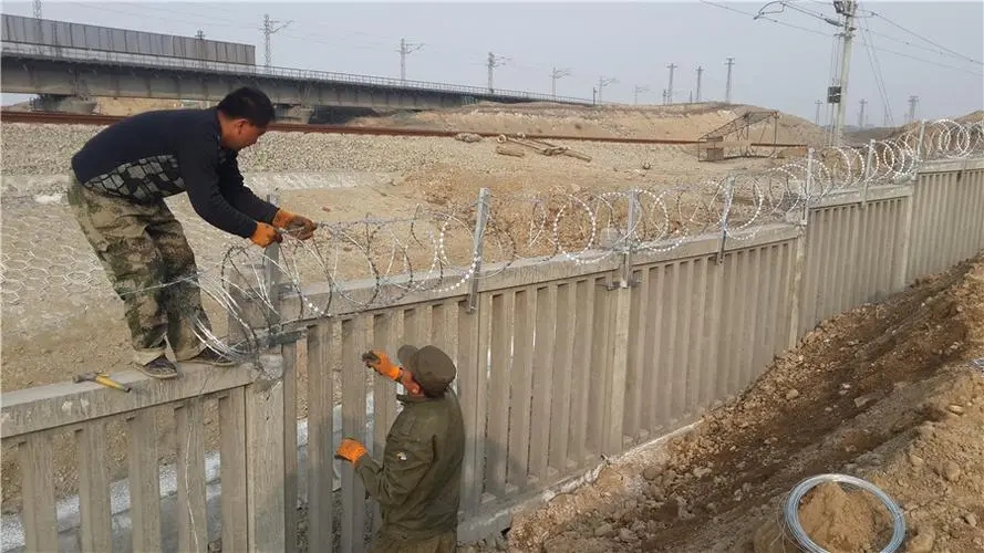 防护网带刺铁丝滚笼275g刀刺网高锌刀片刺丝使用年限