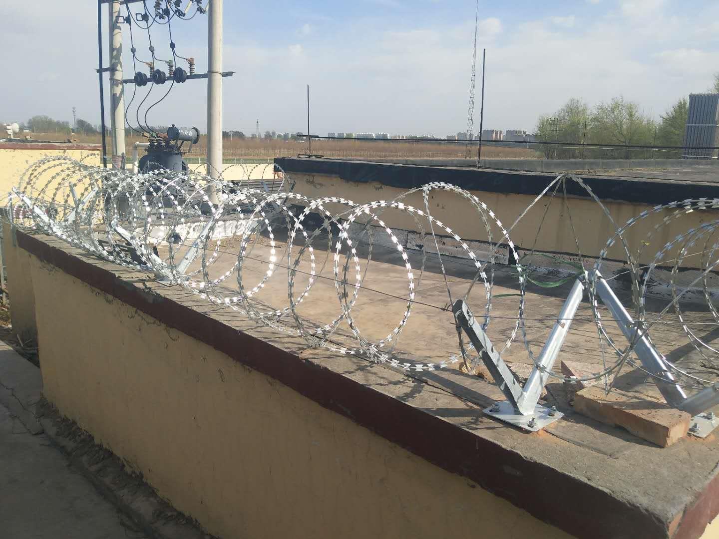 镀锌钢丝螺旋滚笼275g刀刺网围墙防爬防盗带刺铁丝网铁蒺藜安装