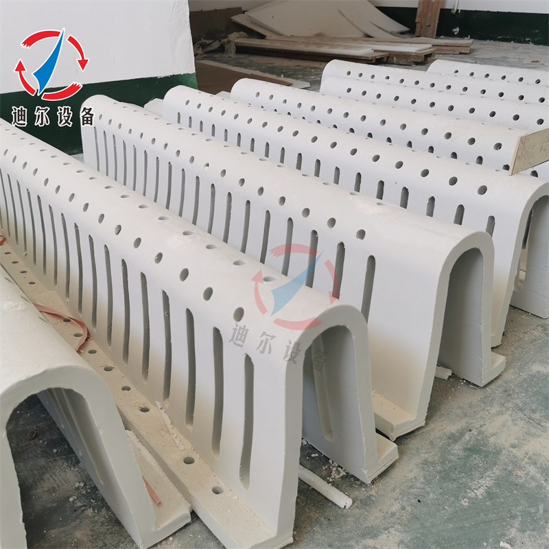 萍乡迪尔陶瓷车间正在品检耐高温耐酸碱陶瓷驼峰支撑直径3000