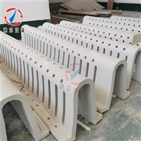 萍乡迪尔陶瓷车间正在品检耐高温耐酸碱陶瓷驼峰支撑直径3000