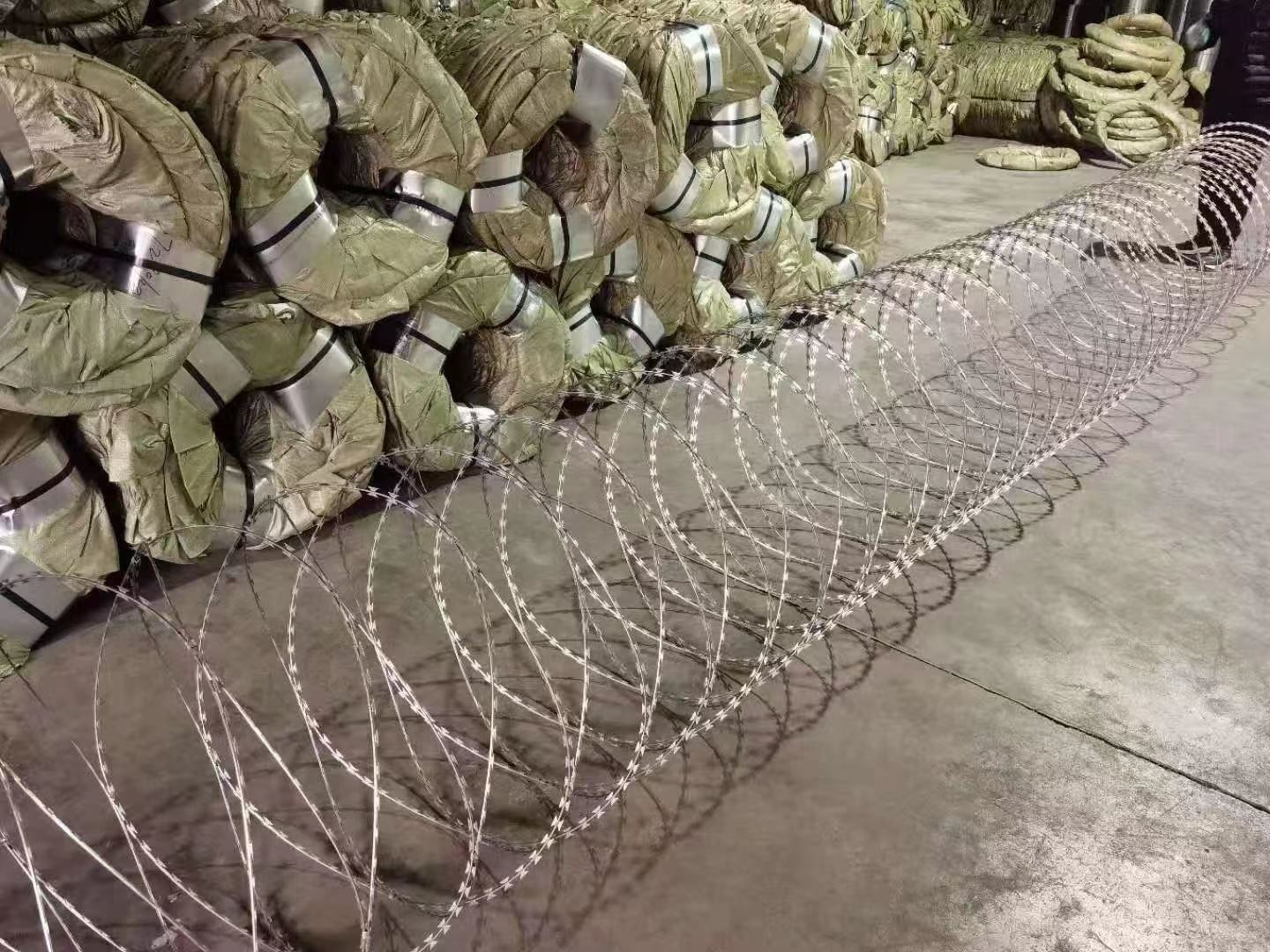 防护网带刺铁丝滚笼275g刀刺网高锌刀片刺丝材质