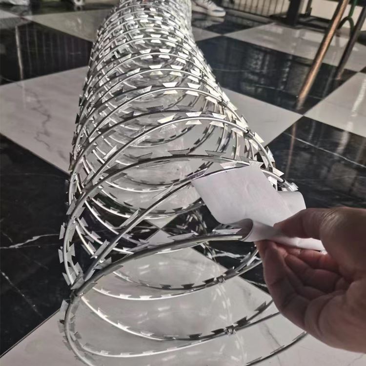 看守所滚刀刺120g刀片刺网高锌刺丝滚笼材质
