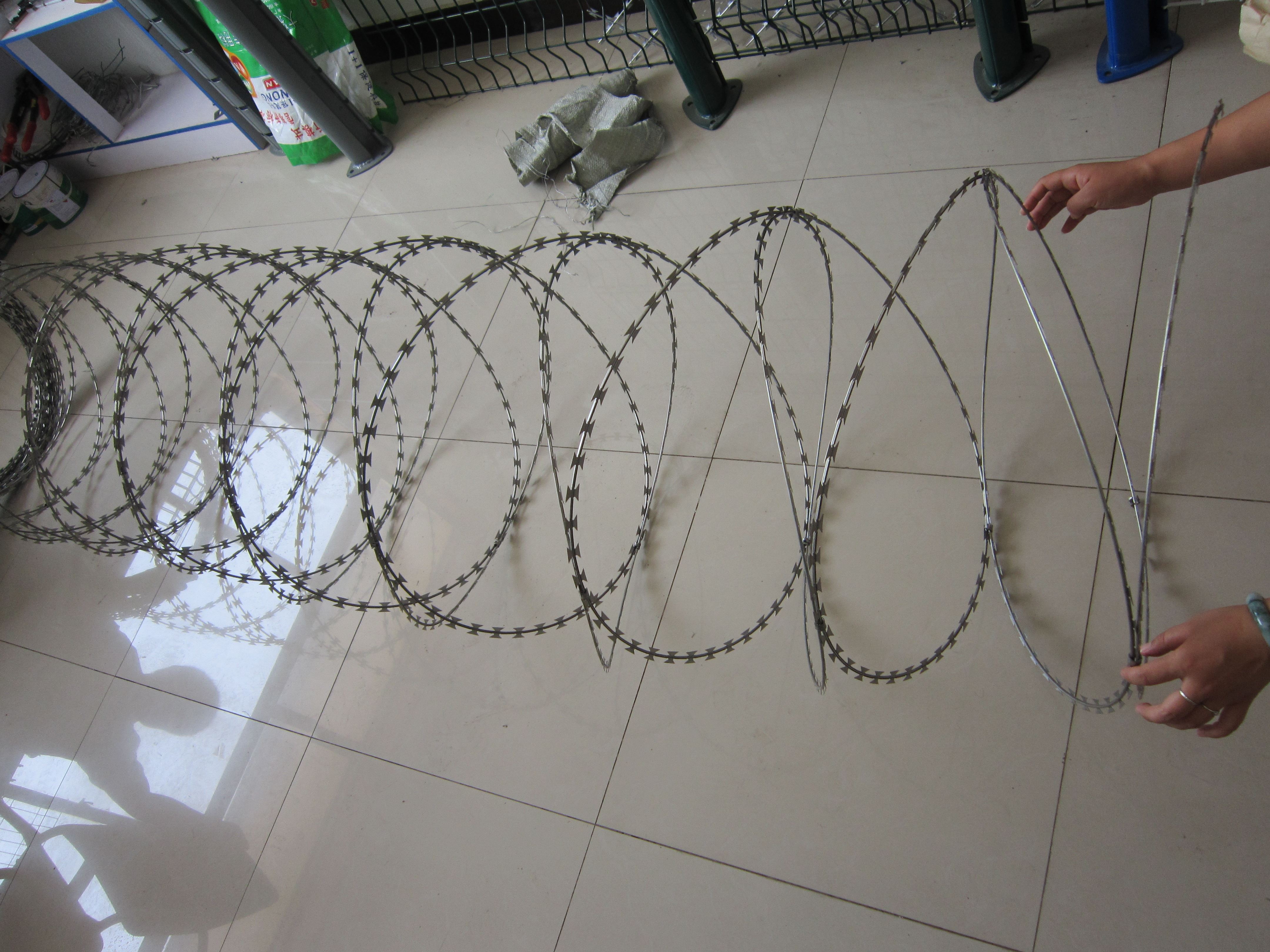 防护网带刺铁丝滚笼275g刀刺网高锌刀片刺丝安装