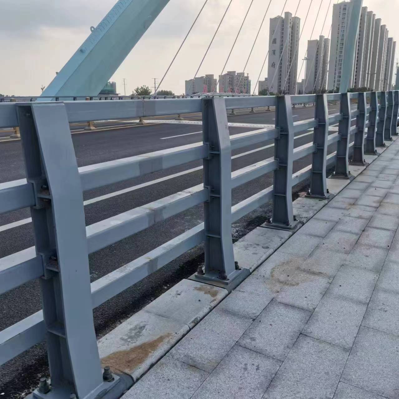 聚鑫 甘肃河道围栏 防止行人和车辆误入河道 安装简单 操作灵活