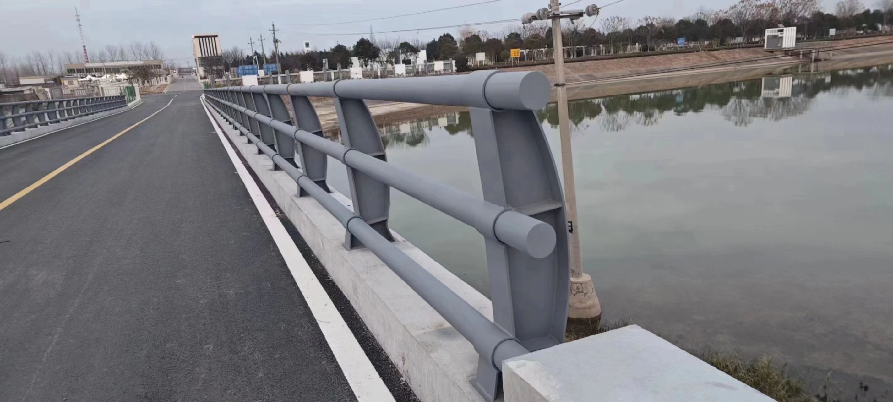 聚鑫 甘肃隔离栏杆 农村城镇河道栏杆 全国供应 应用广泛