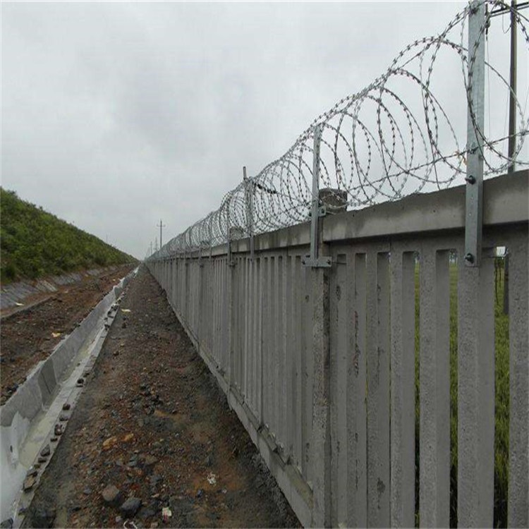 镀锌防攀爬滚刀刺小区学校防爬防盗网高铁304不锈钢刀片刺绳材质