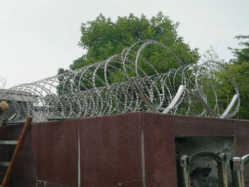 镀锌防攀爬滚刀刺小区学校防爬防盗网高铁304不锈钢刀片刺绳颜色