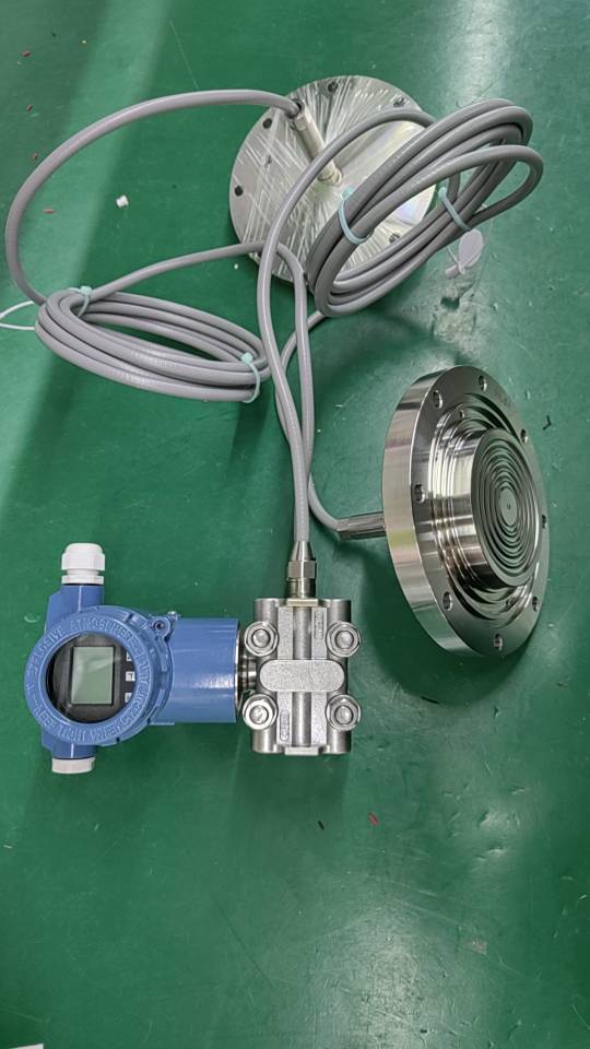 双法兰液位变送器