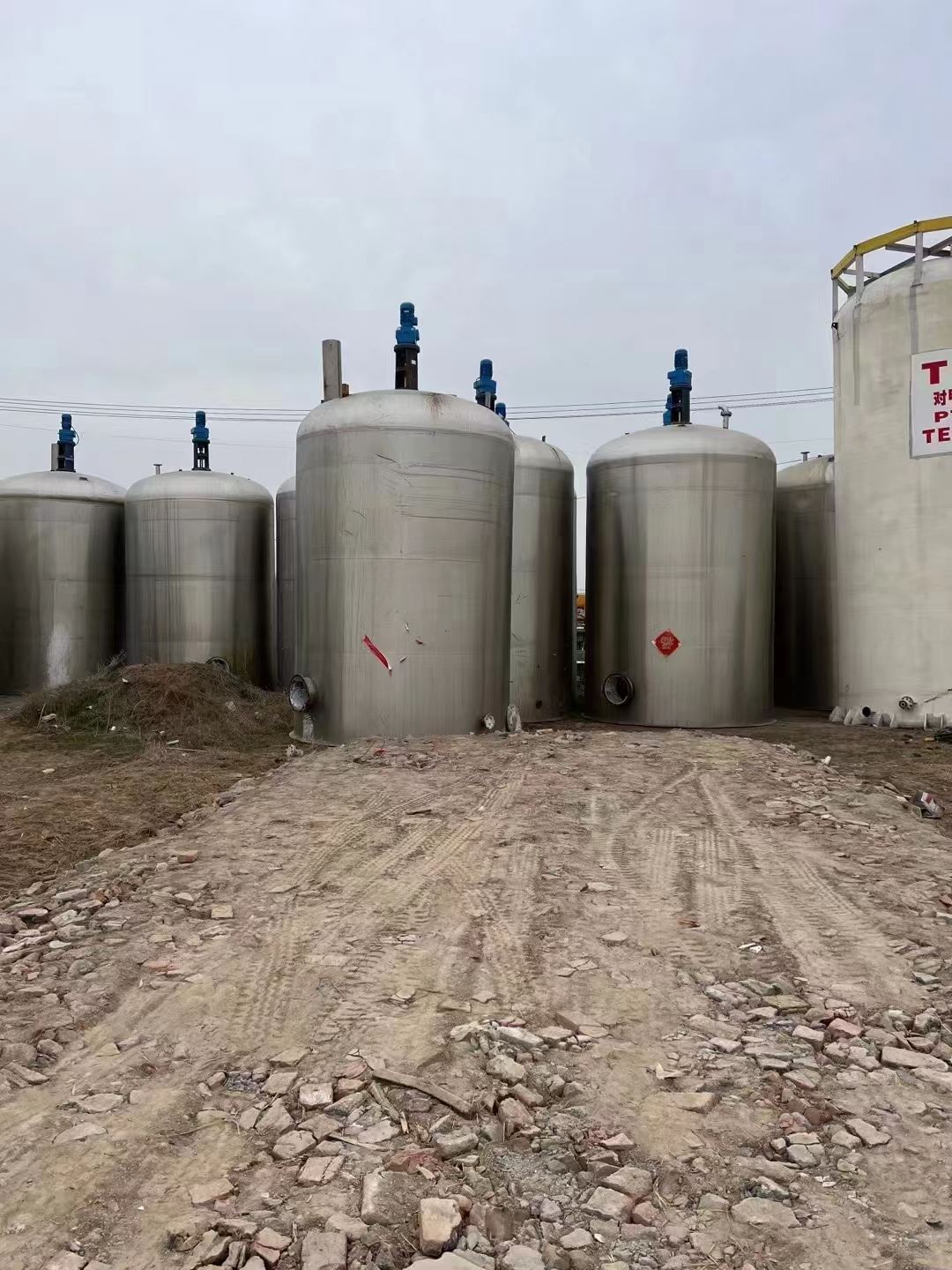 二手搪瓷储罐友聚 立式夹套电加热闭式搪玻璃压力搅拌反应设备