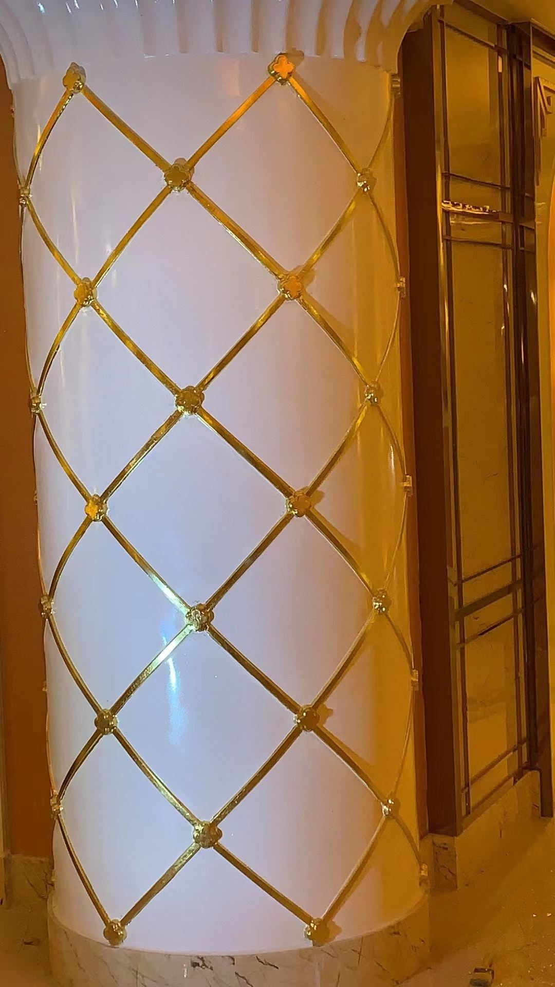 贴金箔银箔工人师傅 酒店吊顶贴金箔 背景墙贴金公司电话 贴金箔