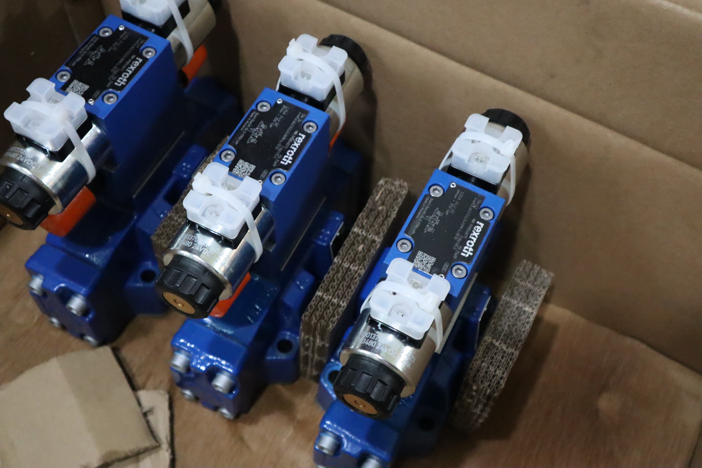 R900924557 H-4WEH16J72/6EG24N9ETS2K4/B10D3力士乐REXROTH电液阀