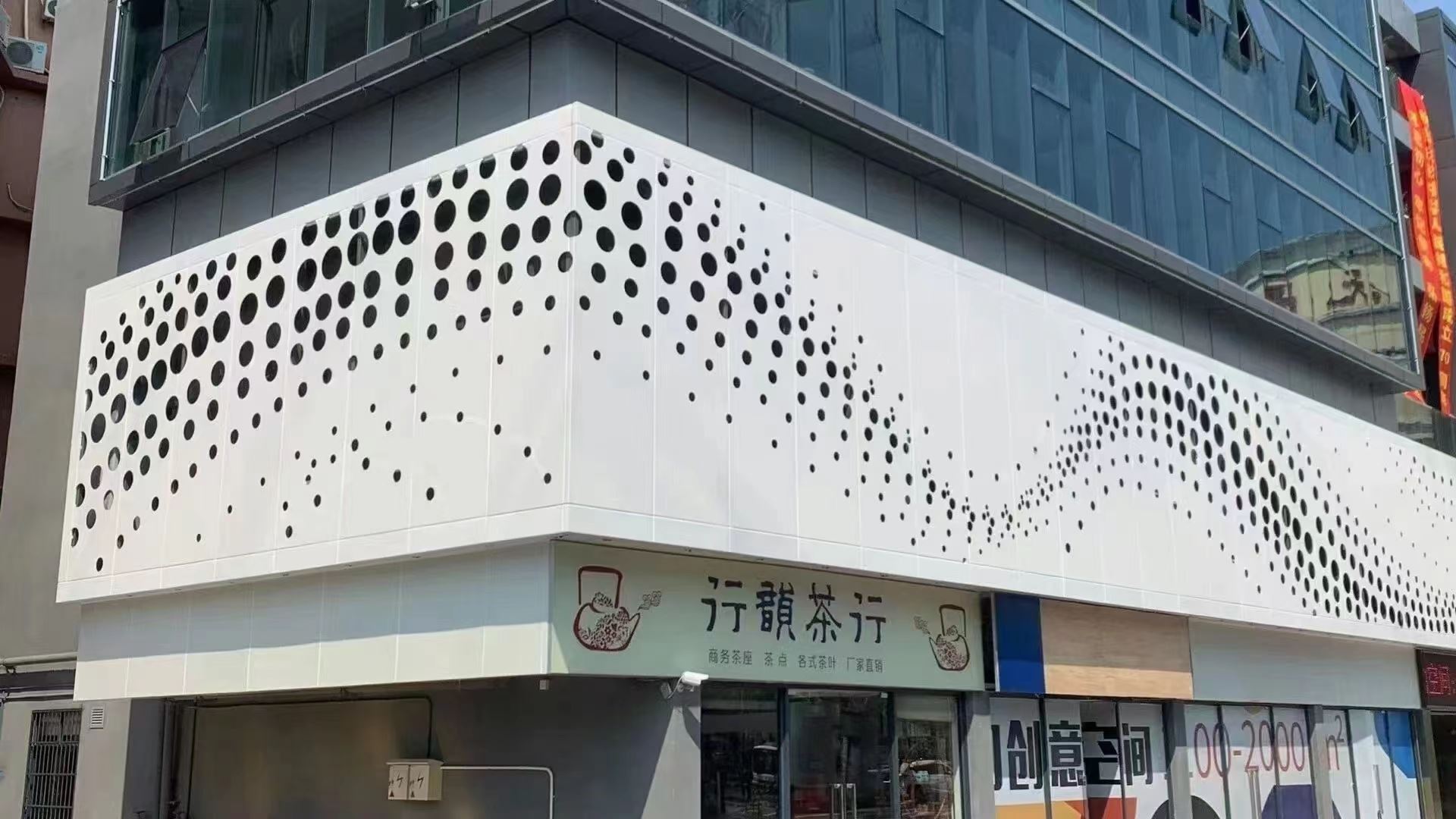 金霸泰雕花氟碳瓦楞铝板工程包梁