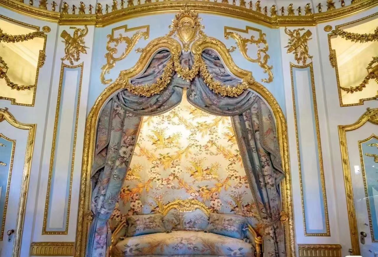 墙面装饰描金贴金箔施工单位师傅年轻 干活麻利