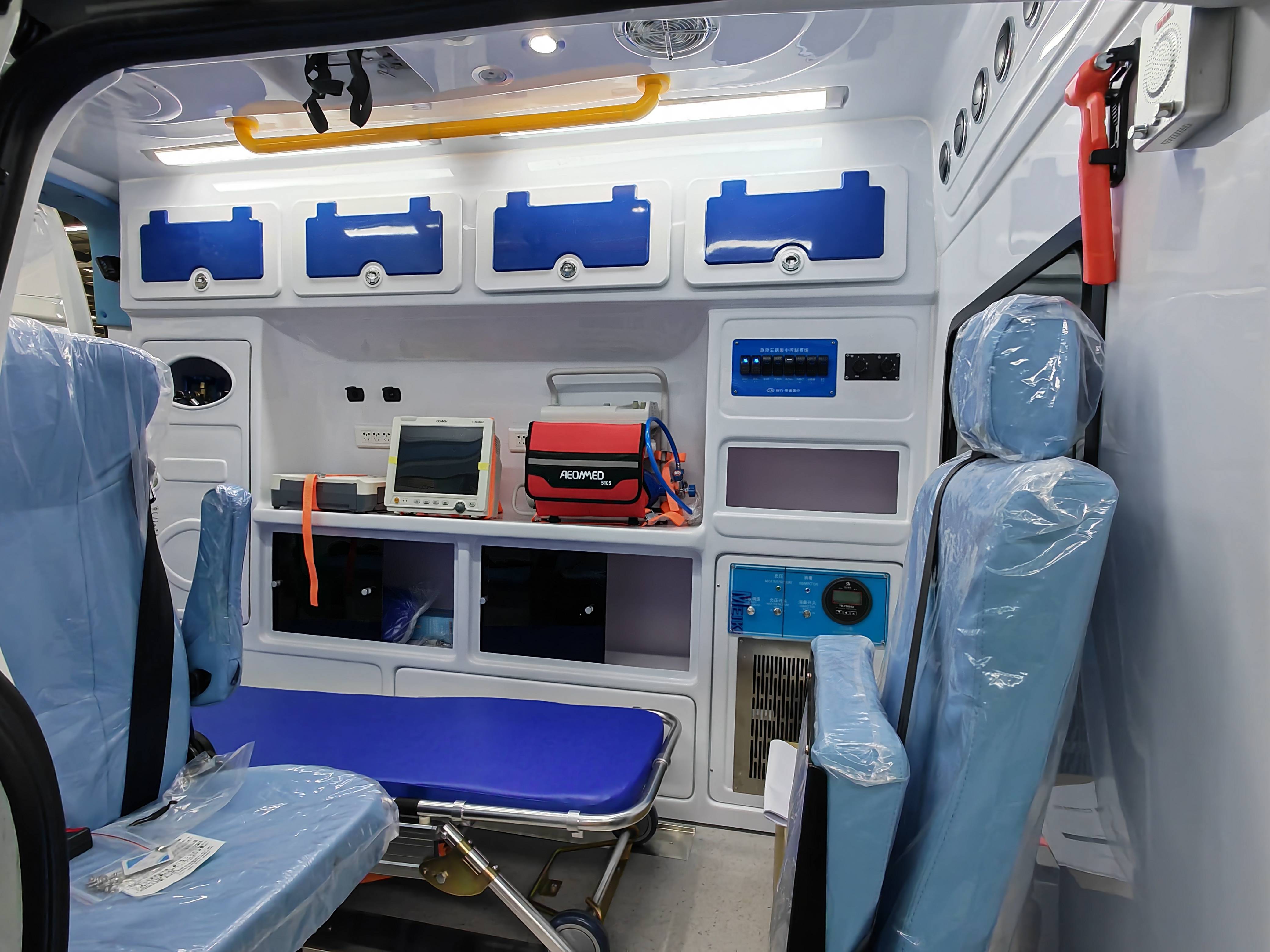 救护车配有:氧气,担架床,吸痰器,全自动呼吸机
