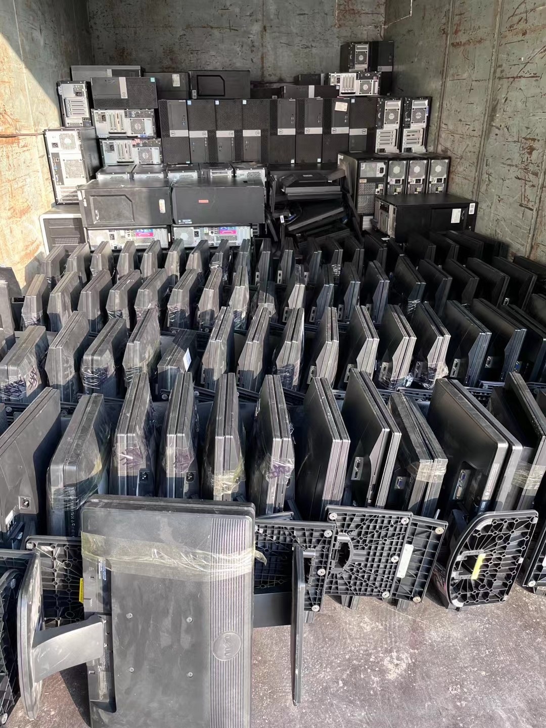 办公电脑笔记本设备回收 变频器回收 上门看货分类清楚报 价 亿兴物资