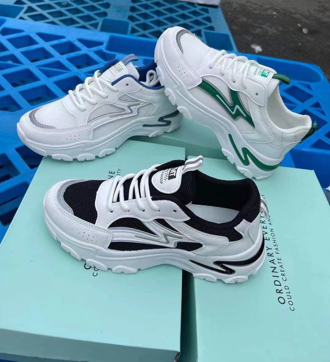 妈妈皮鞋地摊跑量尾货童鞋男女小白鞋一手货源5-20元