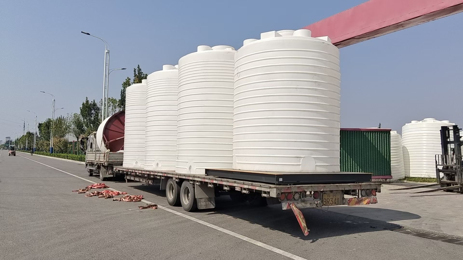 湖北塑料水塔批发商 厂家定制 各种型号防腐储罐 PE材质 滚塑大桶