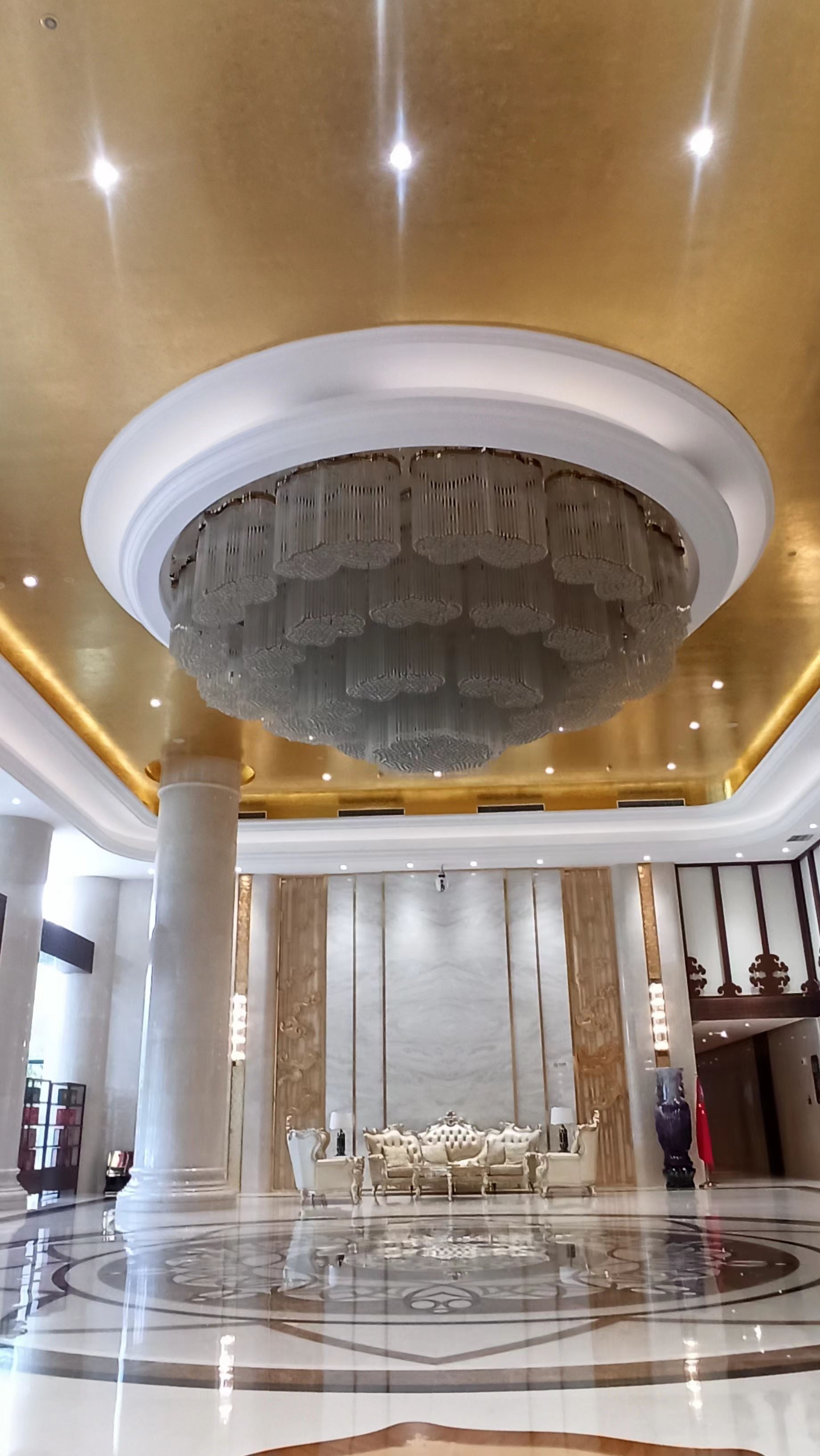 墙面装饰贴台湾金香槟银公司师傅年轻 干活麻利