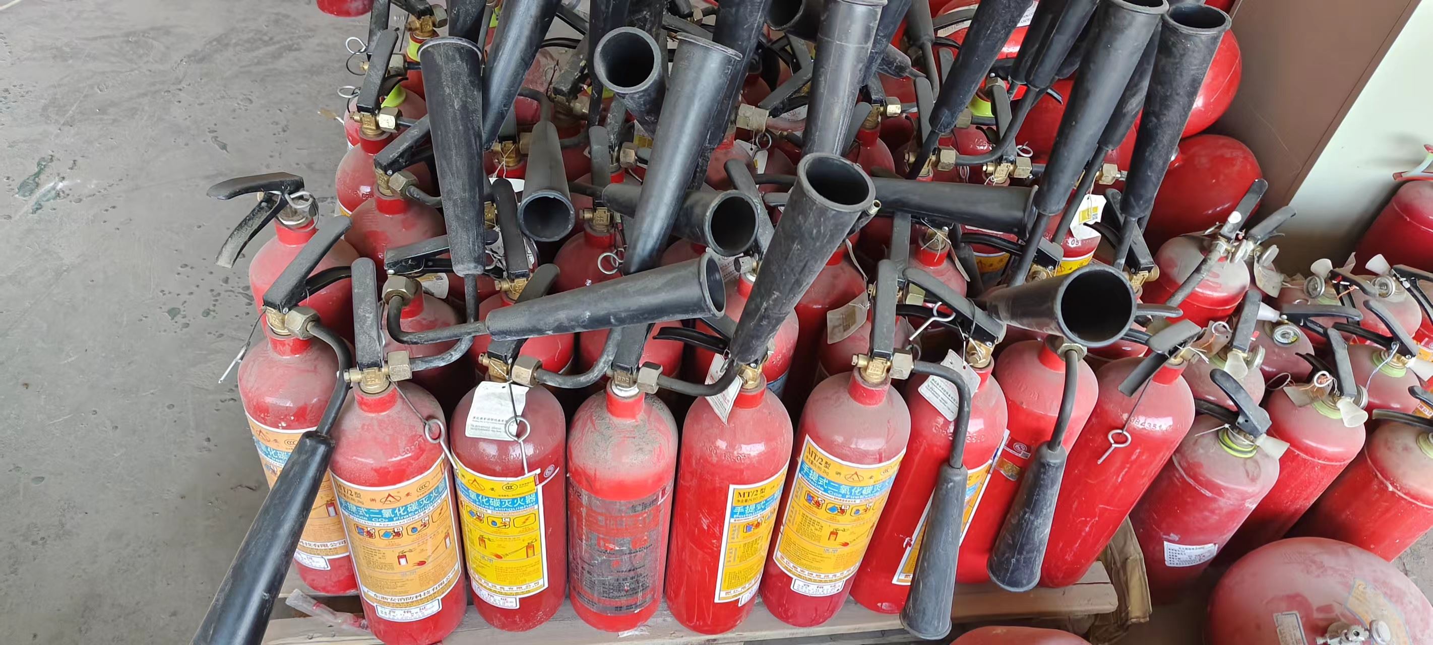 专业手提式灭火器回收报废 干粉/二氧 化碳灭火 器收购 消防器材