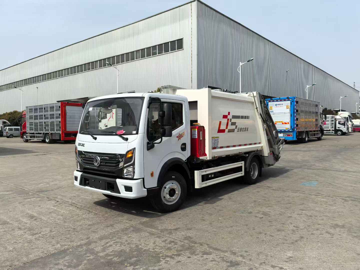 东风多利卡7方压缩垃圾车