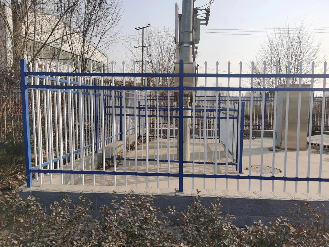 学校锌钢围栏网蓝白围墙护栏新农村家用防护铁栏杆安装方便 