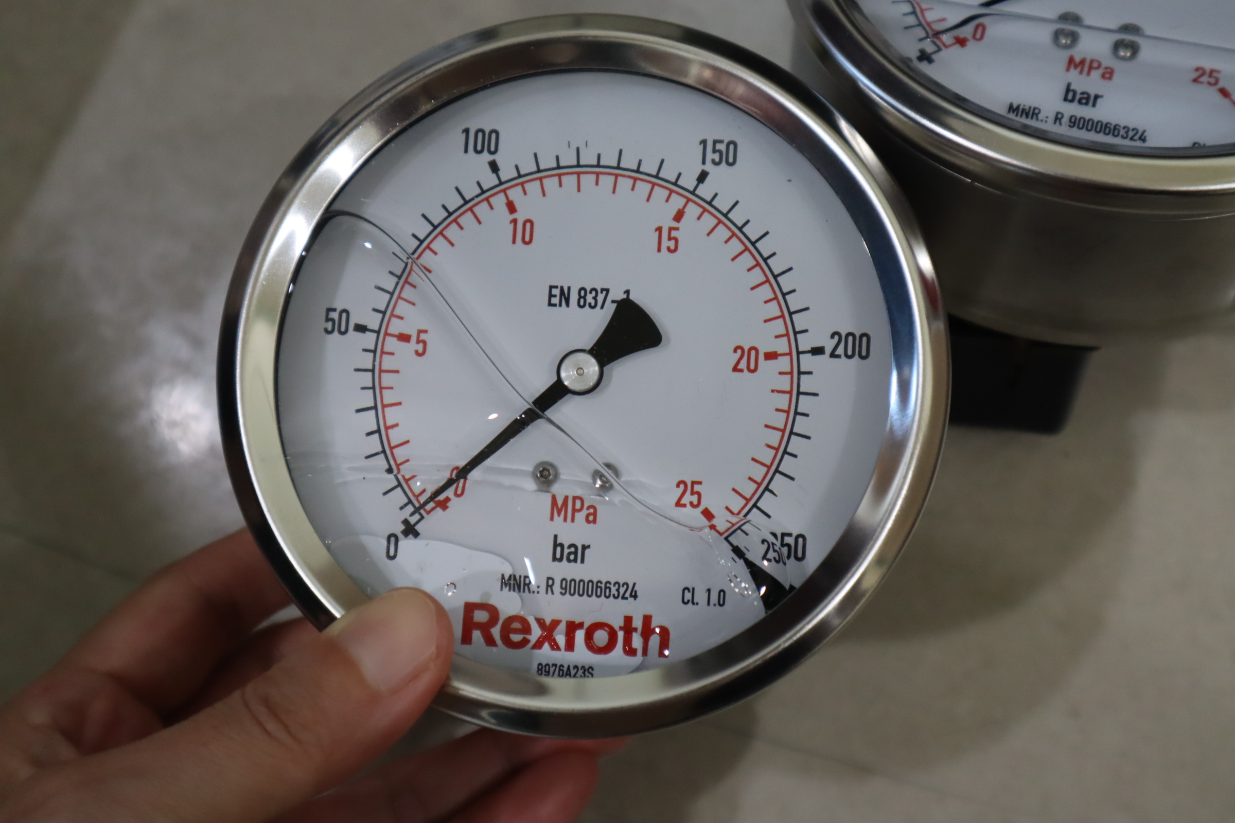 R900066324 压力表 ABZMM 100- 250BAR/MPA-R/B-G 力士乐REXROTH